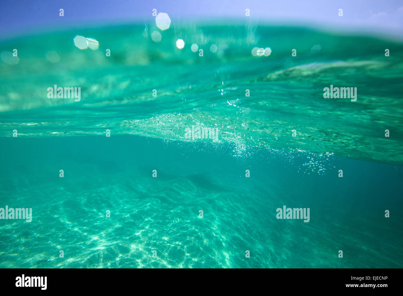 Wasser Ozean Hintergrund. Klar blau Aqua Textur Welligkeit Stockfoto