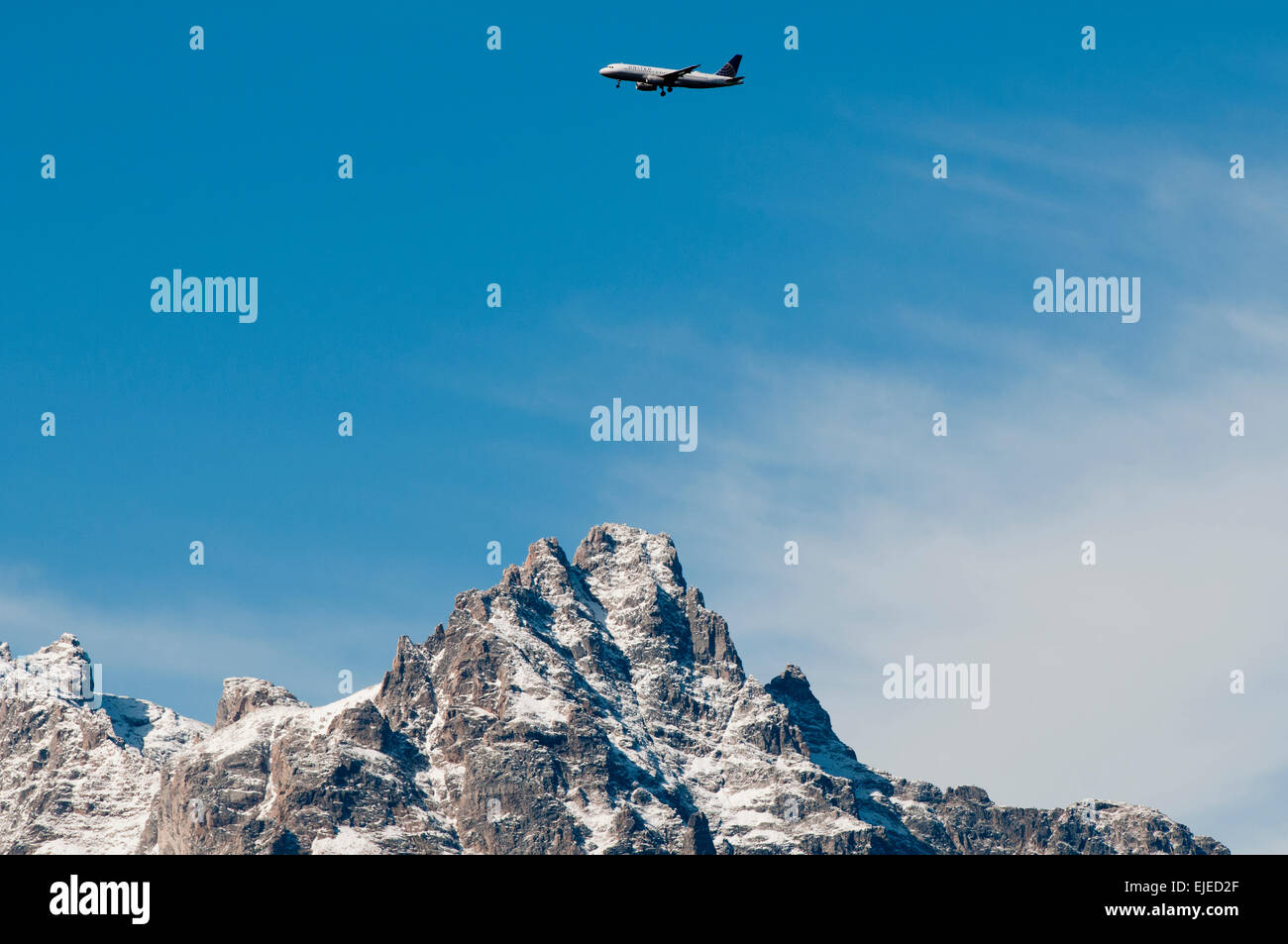Verkehrsflughafen United 737 Jet nähert sich Jackson über Grand Teton Peak fliegen Stockfoto