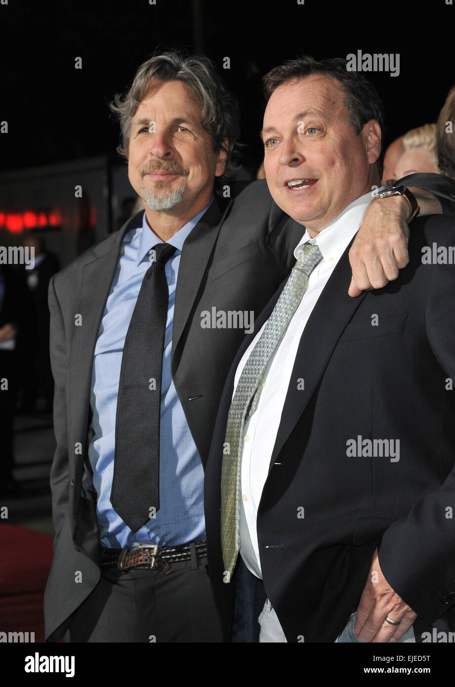 LOS ANGELES, CA - 3. November 2014: Autoren/Regisseure Bobby Farrelly & Peter Farrelly (rechts) bei der Premiere ihres Films "Dumb und dümmer," am Regency Village Theatre in Westwood. Stockfoto