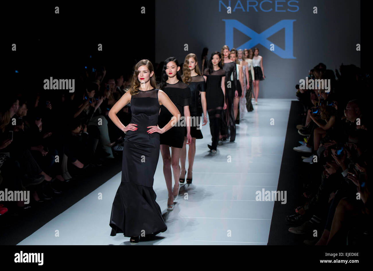 Toronto, Kanada. 24. März 2015. Modelle zeigen Kreationen der Herbstkollektion 2015 Narces während der World MasterCard Toronto Fashion Week fallen 2015 bei David Pecaut Square in Toronto, Kanada, 24. März 2015. Bildnachweis: Zou Zheng/Xinhua/Alamy Live-Nachrichten Stockfoto