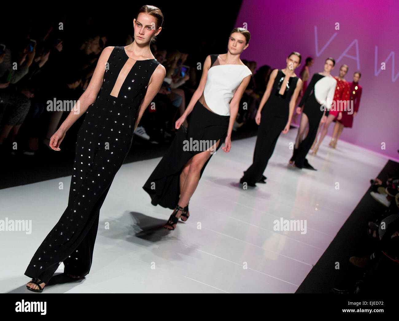 Toronto, Kanada. 24. März 2015. Modelle zeigen Kreationen der Herbstkollektion 2015 Vawk während der World MasterCard Toronto Fashion Week fallen 2015 bei David Pecaut Square in Toronto, Kanada, 24. März 2015. Bildnachweis: Zou Zheng/Xinhua/Alamy Live-Nachrichten Stockfoto