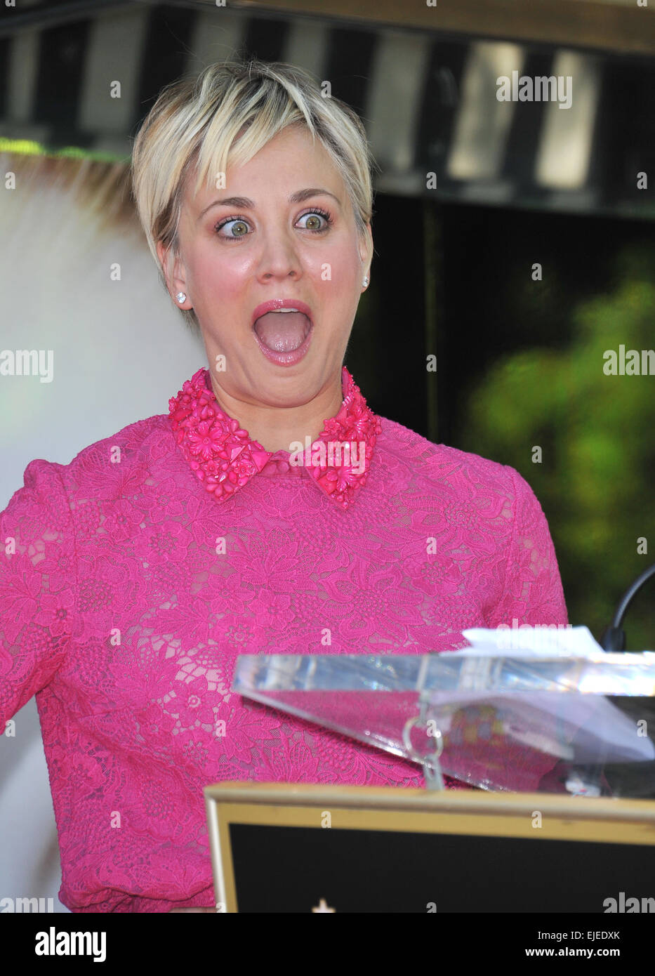 LOS ANGELES, CA - 29. Oktober 2014: Schauspielerin Kaley Cuoco auf dem Hollywood Boulevard, wo sie mit dem 2,532nd Stern auf dem Hollywood Walk of Fame geehrt wurde. Stockfoto