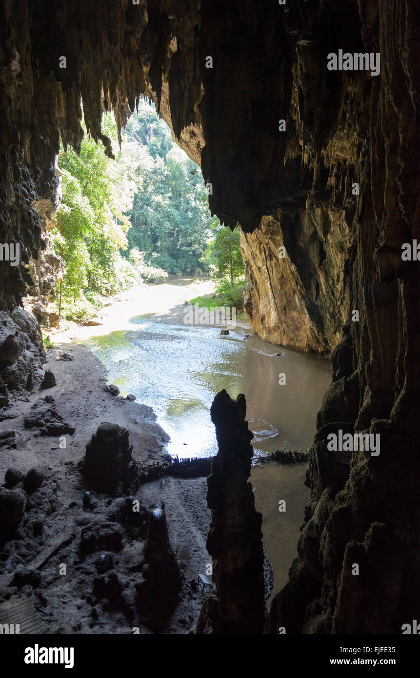 Eine Seite der Eingang zu einer Höhle mit Stalagmiten und Stalaktiten in Tham Lod Nationalpark, Mae Hong Son Provinz, Thailand Stockfoto