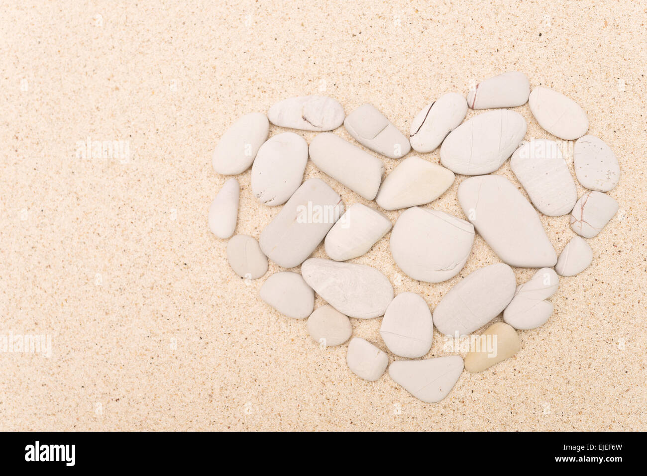 steinerne Herz auf einem sand Stockfoto