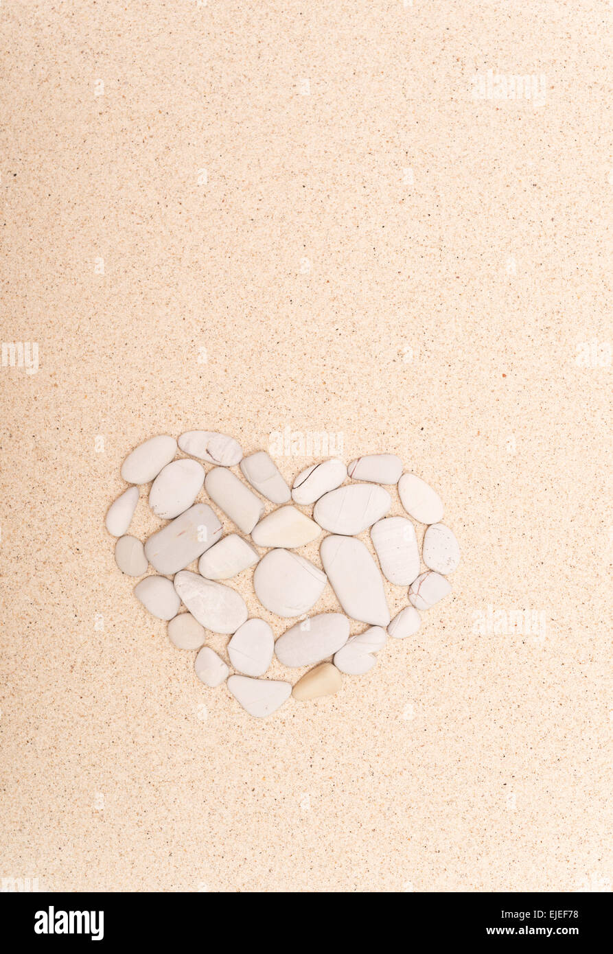 steinerne Herz auf einem sand Stockfoto