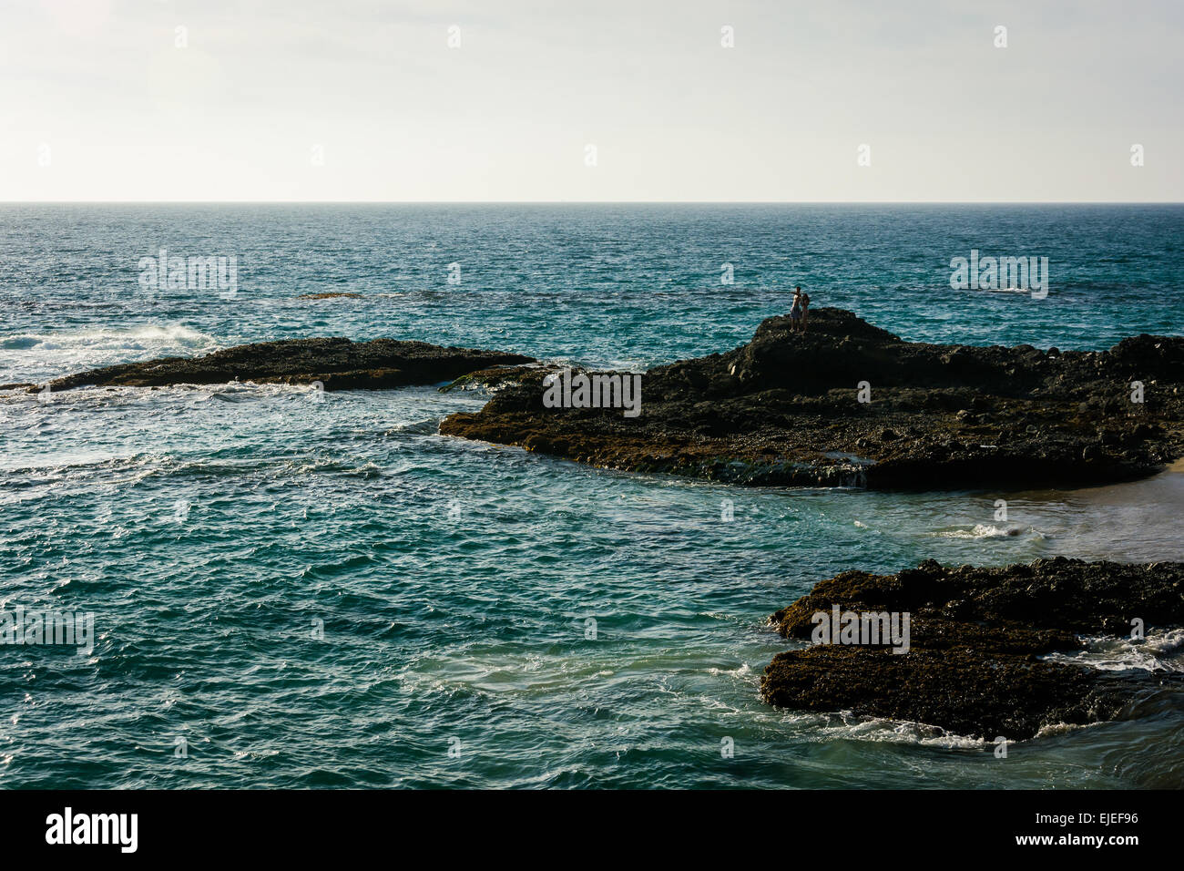 Blick auf Felsen in den Pazifischen Ozean von Table Rock Beach in Laguna Beach, Kalifornien. Stockfoto