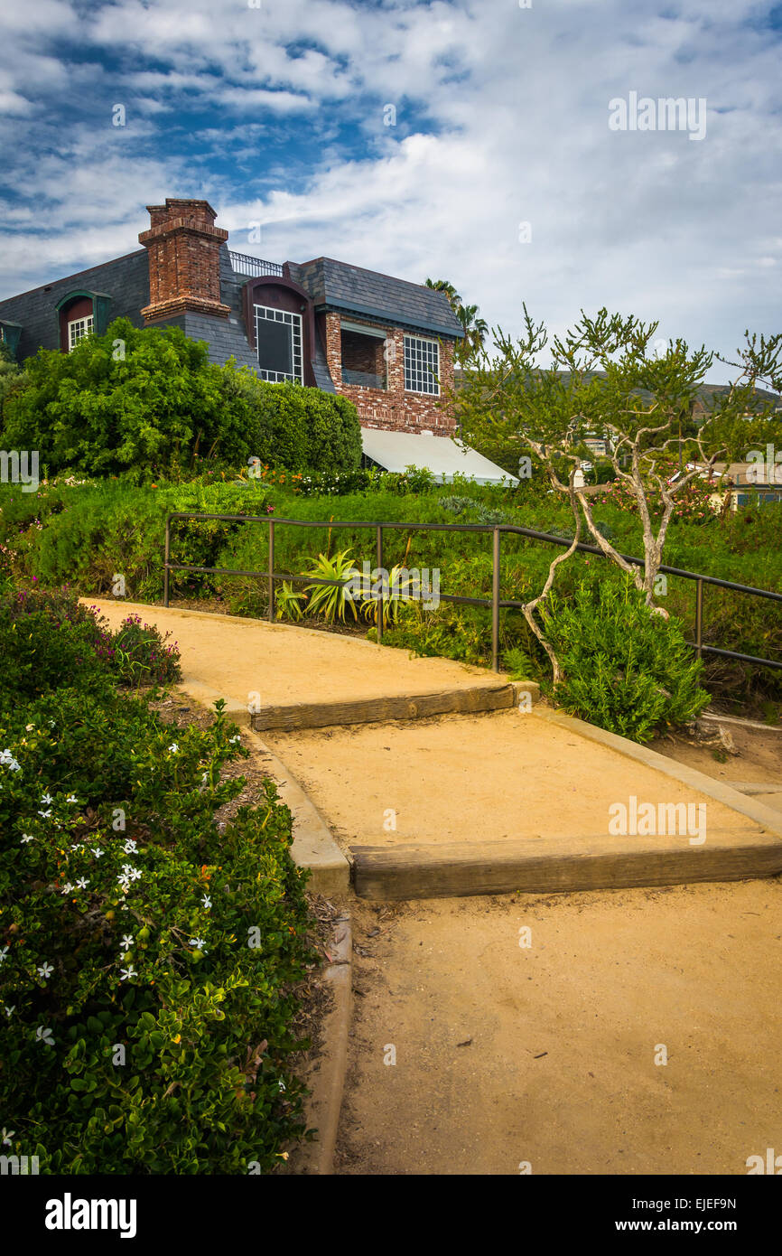 Gehweg am Crescent Bay Point Park und ein Haus in Laguna Beach, Kalifornien. Stockfoto