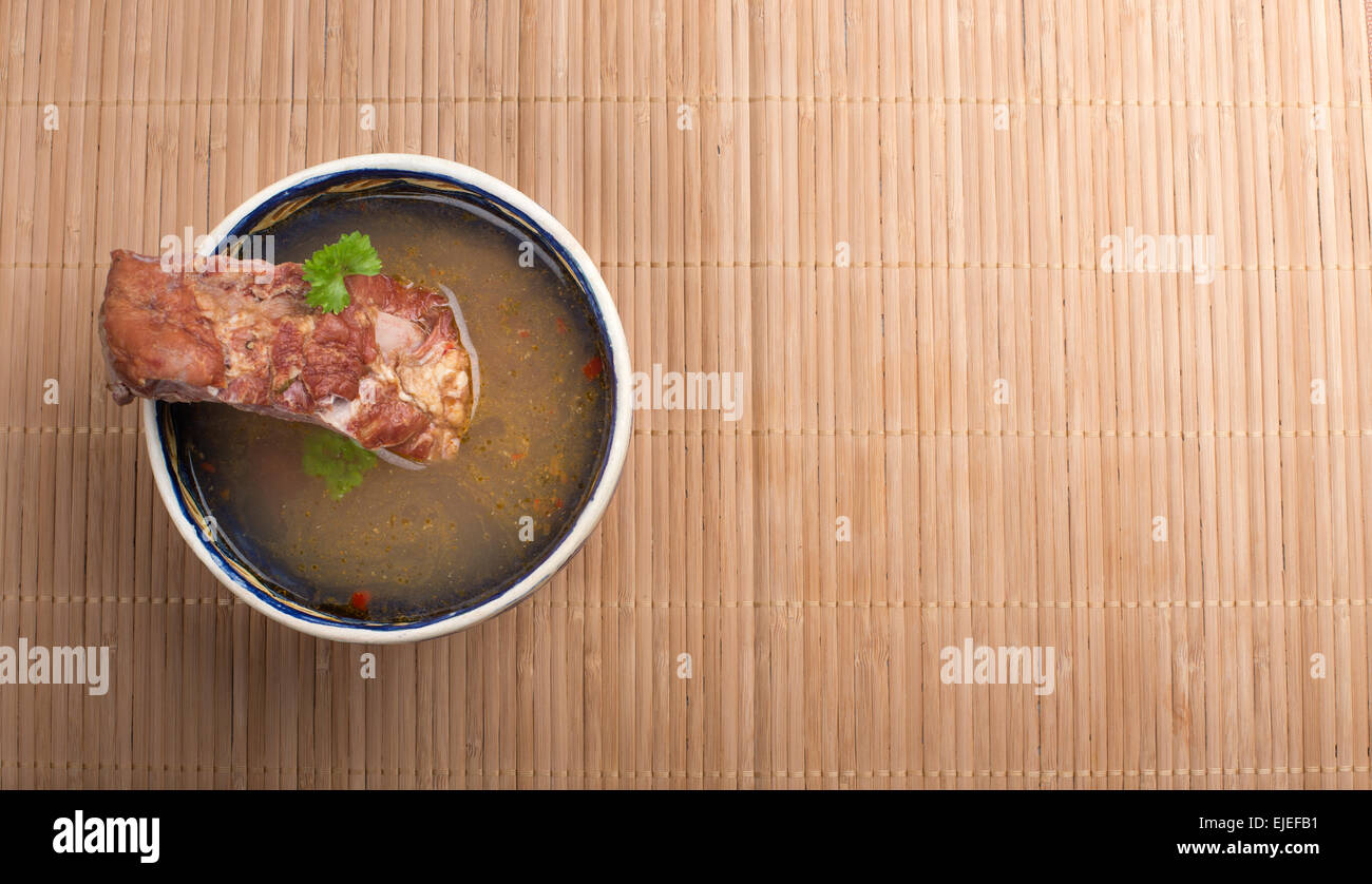 Gemüsesuppe mit geräuchertem Fleisch auf hölzernen Tischdecke, Ansicht von oben Stockfoto