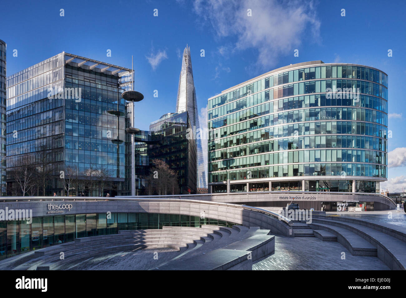Bestandteil der More London Komplex auf der Südseite der Themse, in der Nähe von Tower Bridge, mit The Shard im Hintergrund. Stockfoto