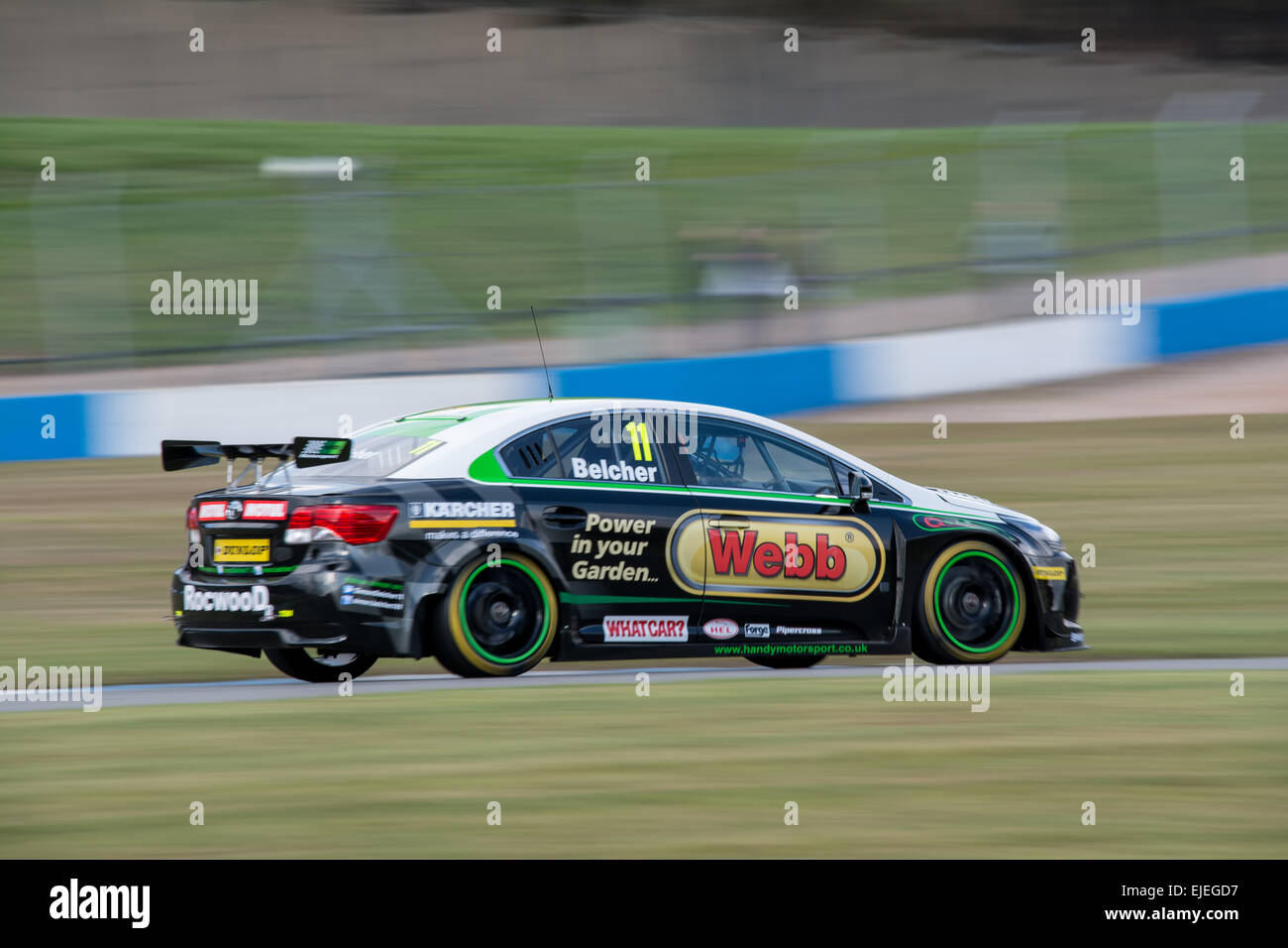 Donington Park, Castle Donnington, UK. 24. März 2015.  Simon Belcher in der handlichen Motorsport Toyota Avensis in Aktion während der Medientag 2015 Dunlop MSA British Touring Car Championship in Donington Park am 24. März 2015 in Castle Donington, England. (Foto: Gergo Toth/Alamy Live-Nachrichten) Stockfoto