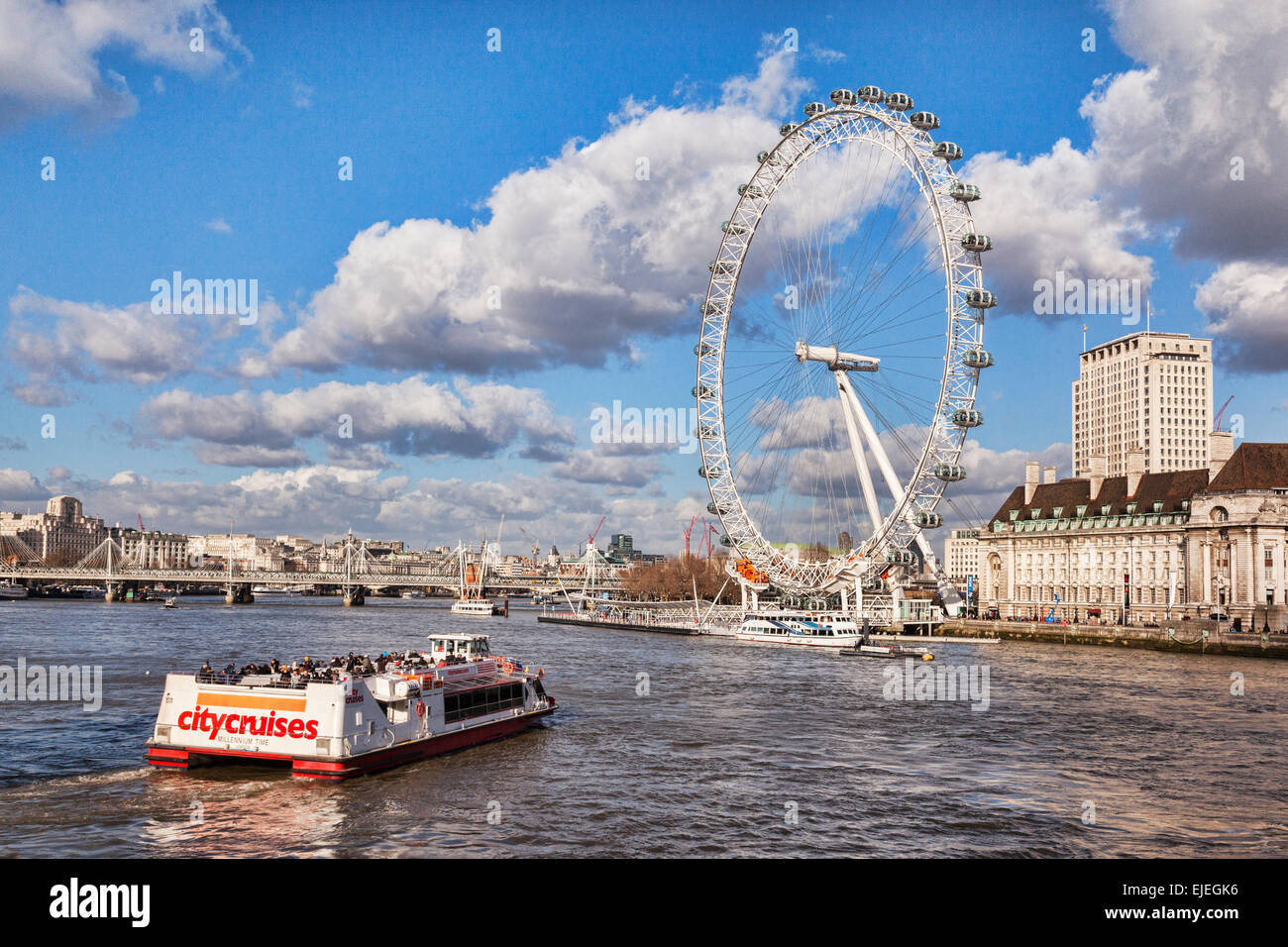 City Cruises Flussschiff nähert sich das London Eye, London, England. Stockfoto