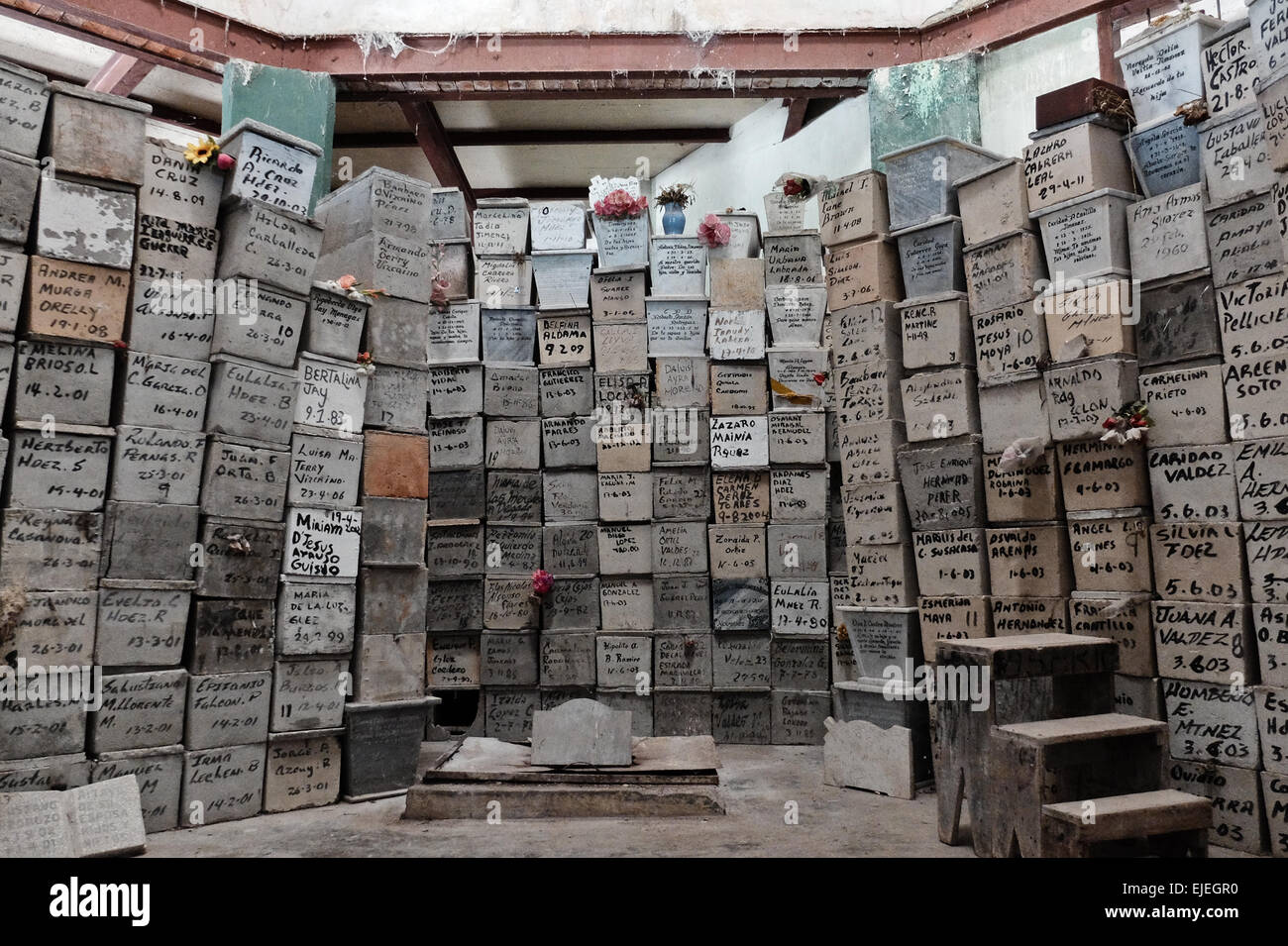 Der Doppelpunkt Friedhof oder Cristóbal Cementerio de Colón, gegründet 1876 in Havanna, beherbergt mehr als 800.000 Gräber und 1 Million Bestattungen. Nach drei Jahren sind Überreste aus den Gräbern entfernt, boxed und platziert in einer Lagerhalle. Stockfoto