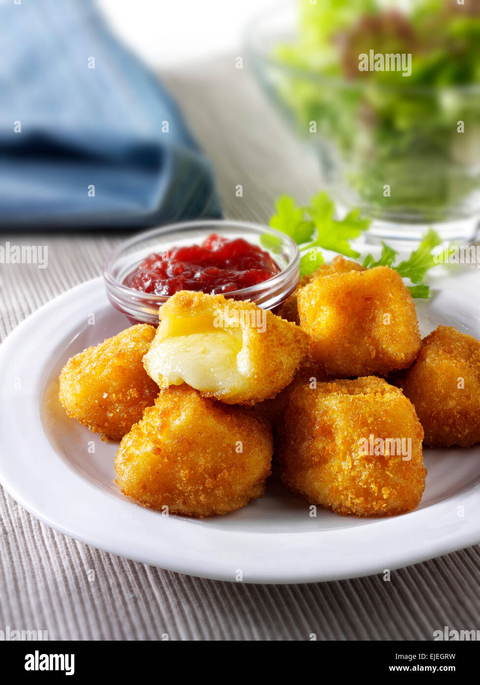 Frittierte Camembert Käse in Paniermehl mit Salat Stockfoto