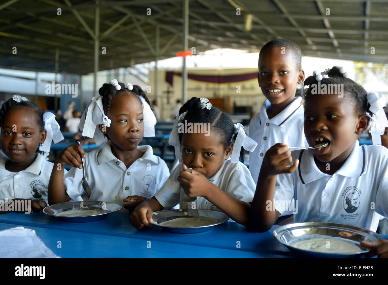 Schülerinnen und Schüler in der Kantine essen Basile Moreau Grundschule, Carrefour, Port-au-Prince, Departement Ouest, Haiti Stockfoto