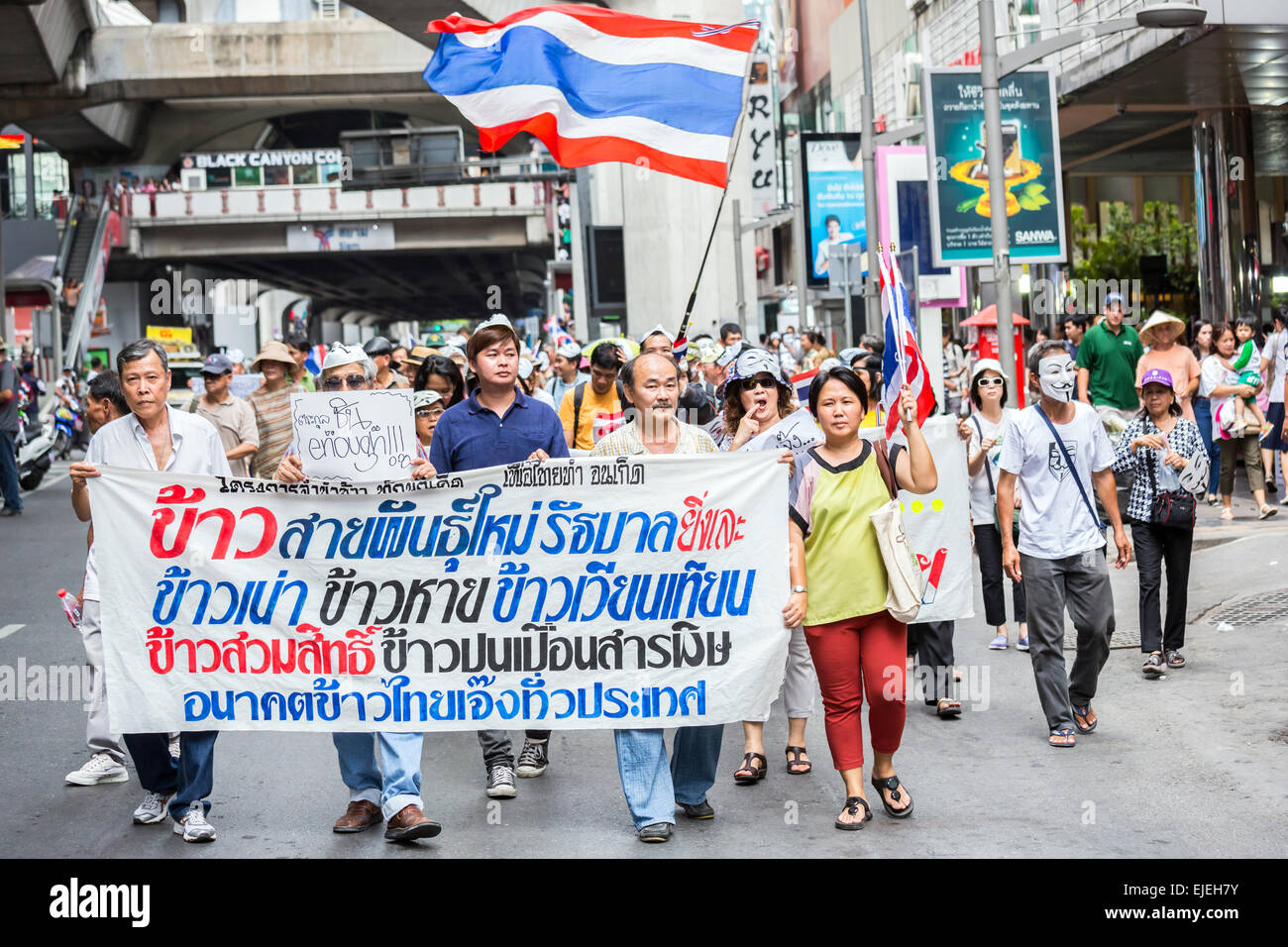 BANGKOK, THAILAND - 30 Juni: unbekannte Demonstranten, V für Thailand-Gruppe, Guy Fawkes Masken tragen Regierung Corruptio aus Protest Stockfoto