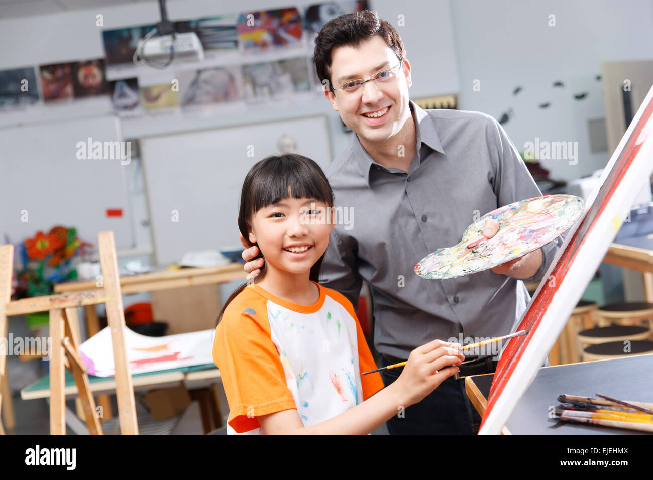 Der Lehrer und die Schüler im Malsaal Stockfoto