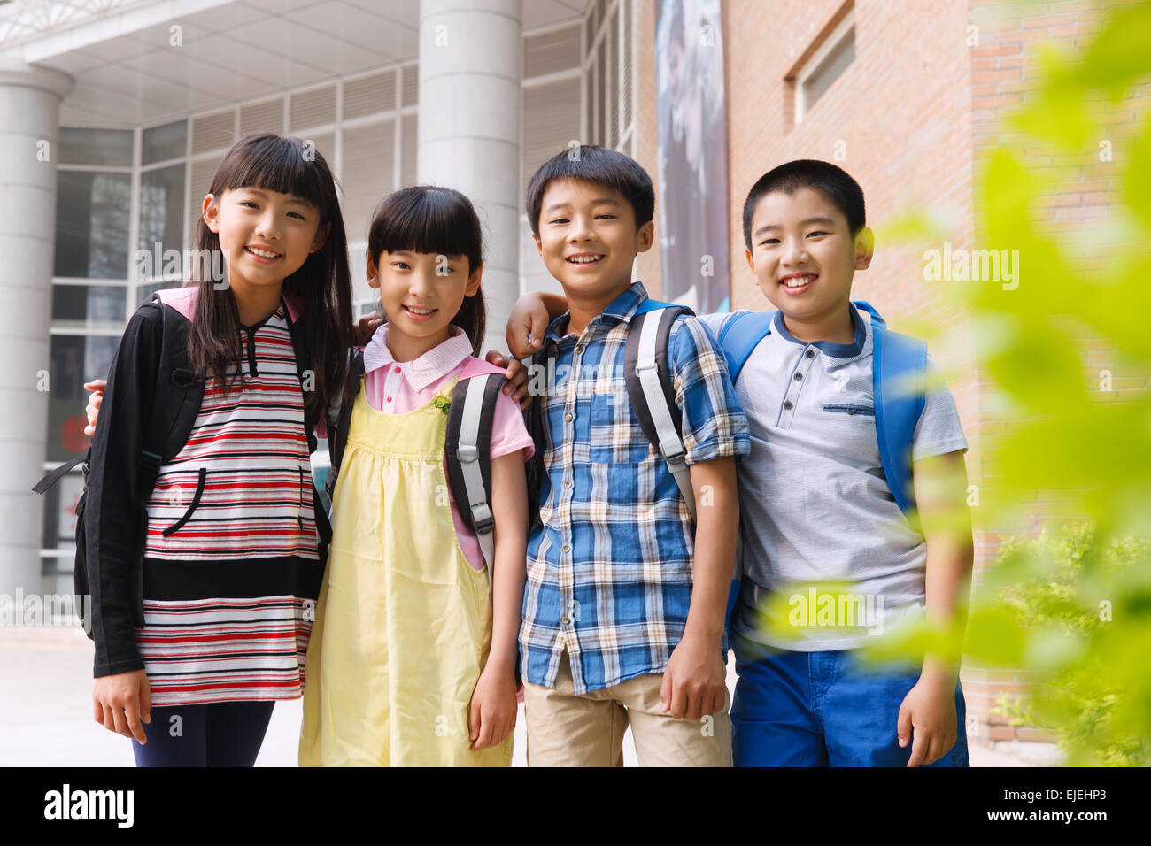 Die niedlichen Schüler Schule Arm um die Schulter Stockfoto