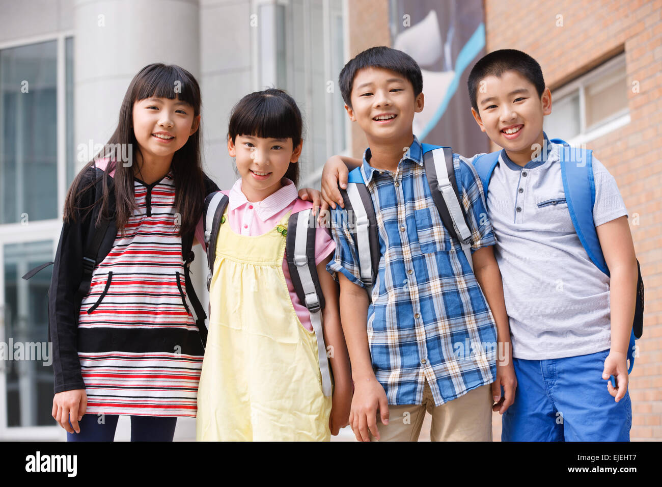 Die niedlichen Schüler Schule Arm um die Schulter Stockfoto