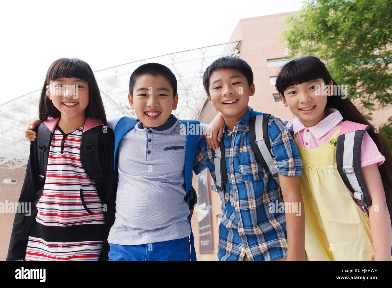Die Schülerinnen und Schüler in der Schule um den Schulterstand Stockfoto