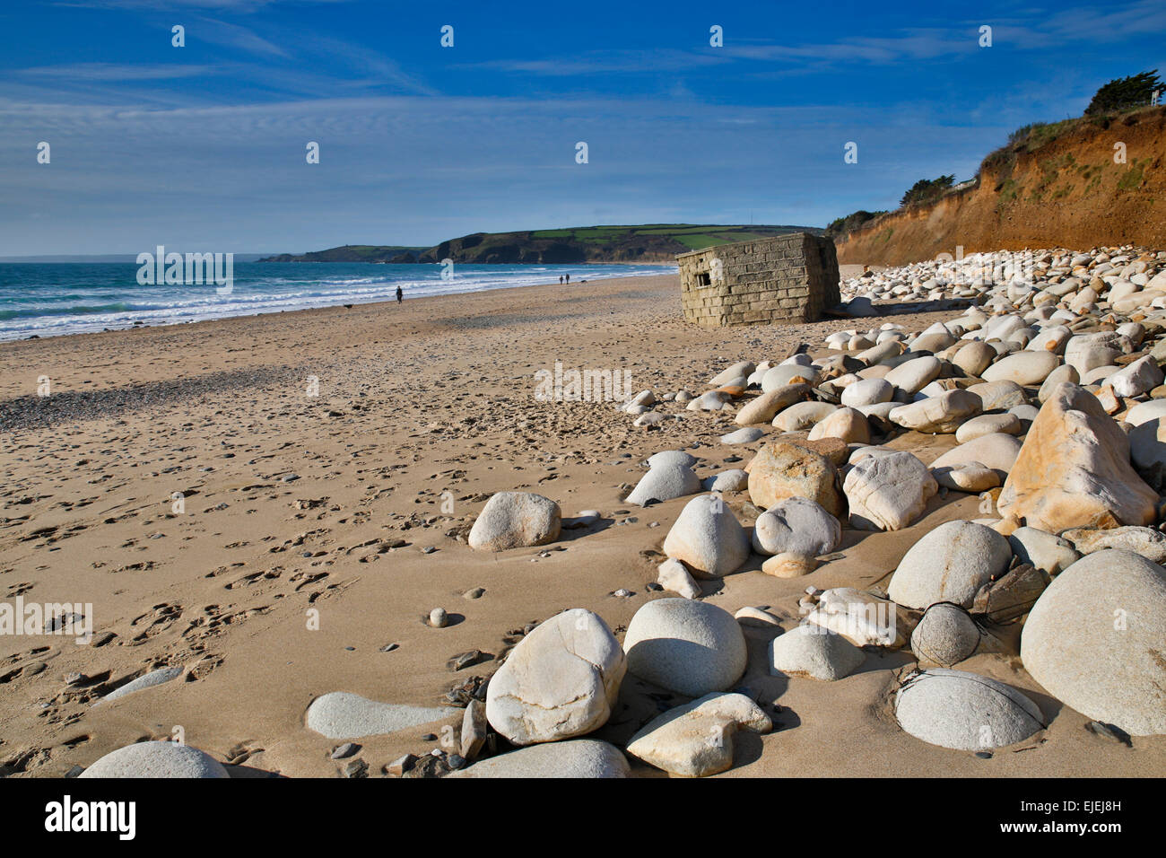 Felsfreie Sand Cliff Erosion; Ehemalige Pill Box Cornwall; UK Stockfoto