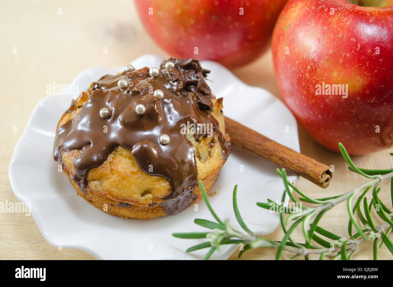 Leckere Schoko-Muffin auf eine R-Platte mit zwei Äpfel im Hintergrund stehend Stockfoto