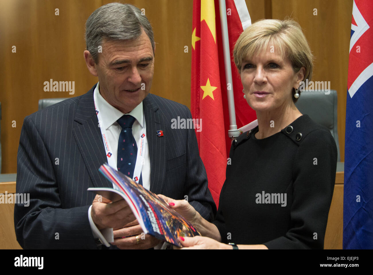 Canberra, Australien. 25. März 2015. Australian Foreign Minister Julie Bishop (R) und Präsident des australischen China Business Council (ACBC) John Brumby teilzunehmen startende an ACBC 2014 Australien-China Trade Report auf dem Parliament House in Canberra, Australien, 25. März 2015. Australiens direkten Handel mit China, der größte Handelspartner entfiel 5,5 Prozent des des Landes Bruttoinlandsprodukt (BIP) im Jahr 2014, laut einem Bericht auf den bilateralen Handel das Parliament House in Canberra am Mittwoch gestartet wurde. Bildnachweis: Justin Qian/Xinhua/Alamy Live Ne Stockfoto