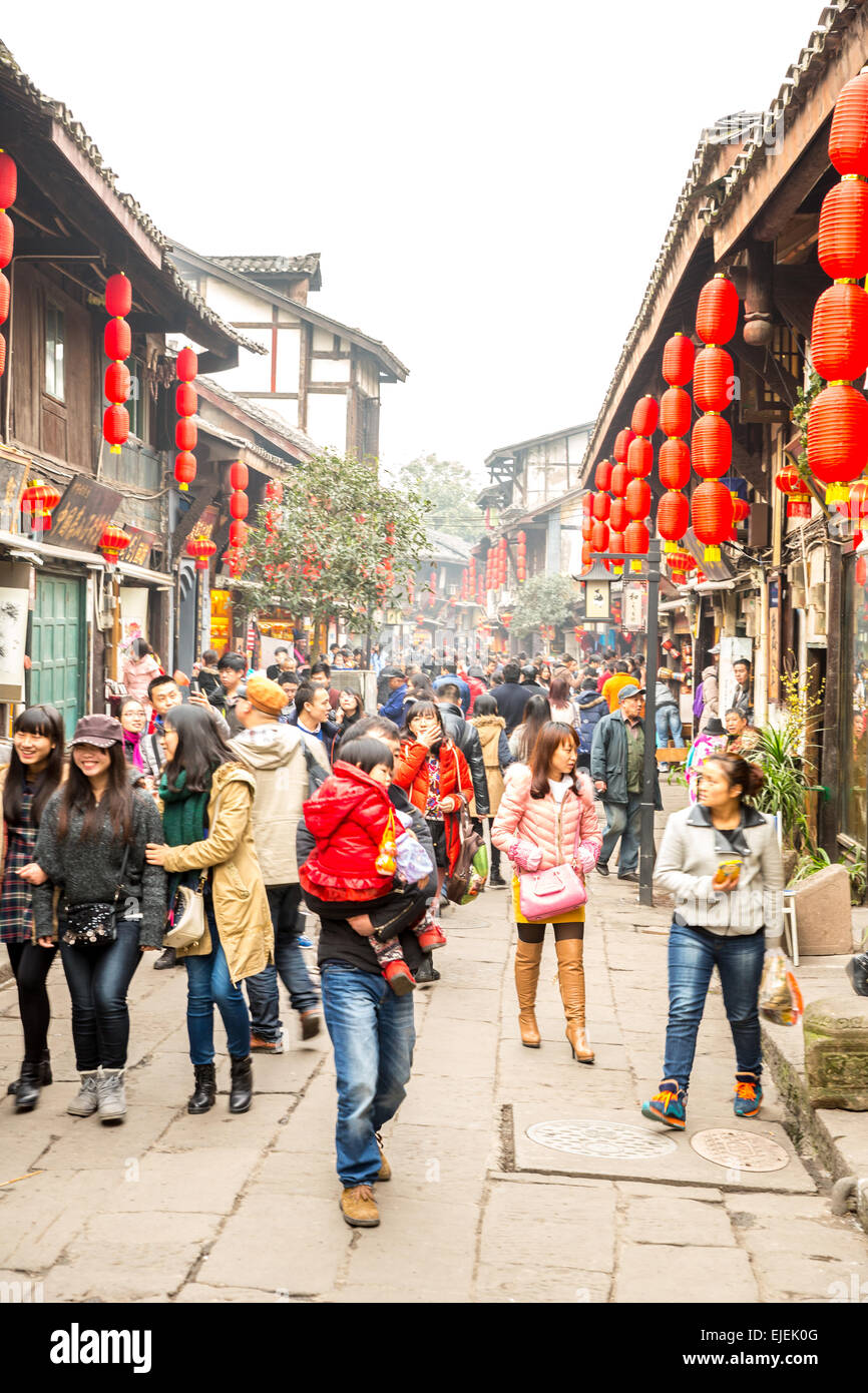 CHONGQING, CHINA - JAN 17: Unidentified Touristen sind bei Ausflügen die antike Stadt am 17. Januar 2014, Chongqing, China einkaufen. Stockfoto