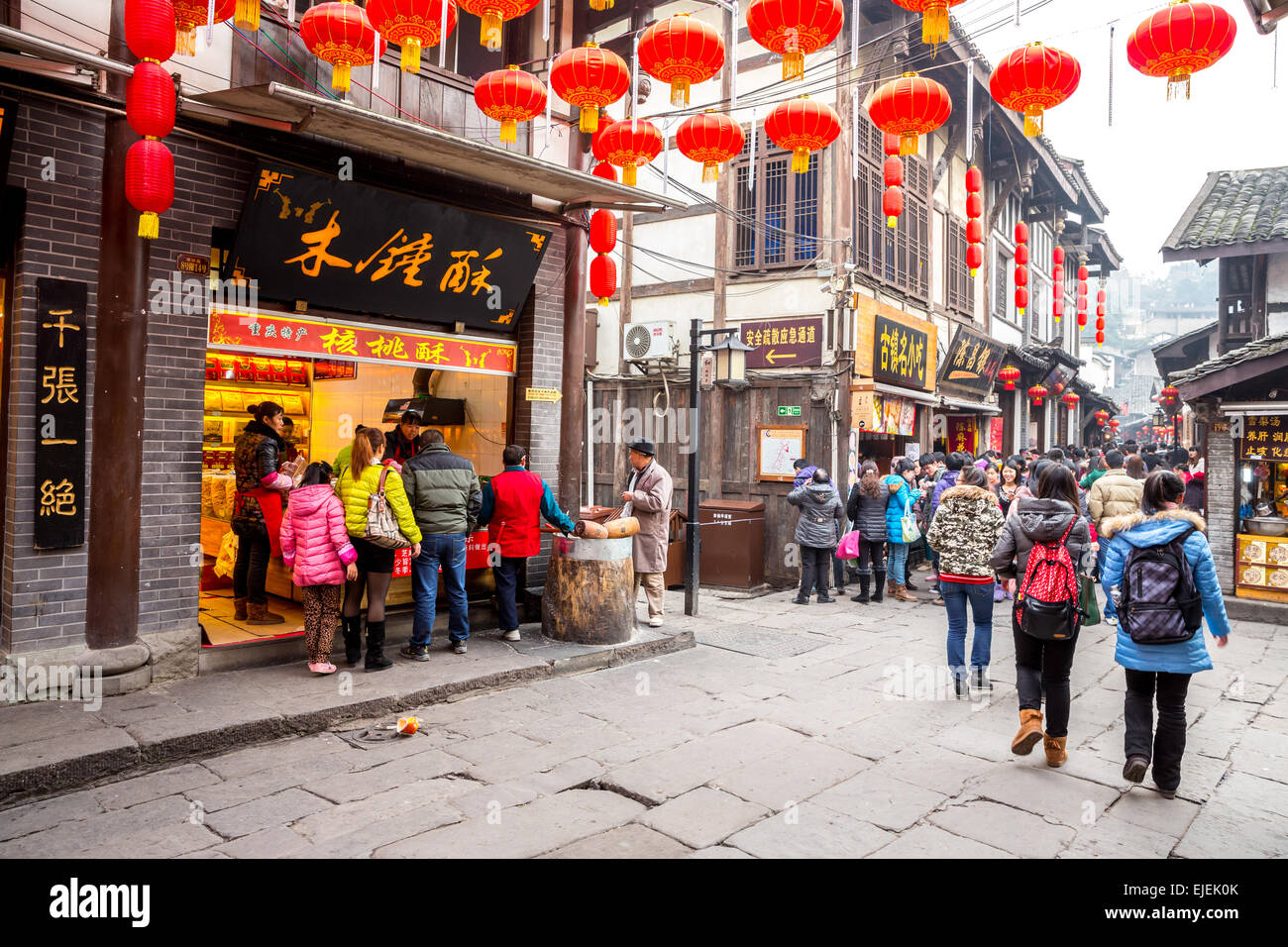CHONGQING, CHINA - JAN 17: Unidentified Touristen sind bei Ausflügen die antike Stadt am 17. Januar 2014, Chongqing, China einkaufen. Stockfoto