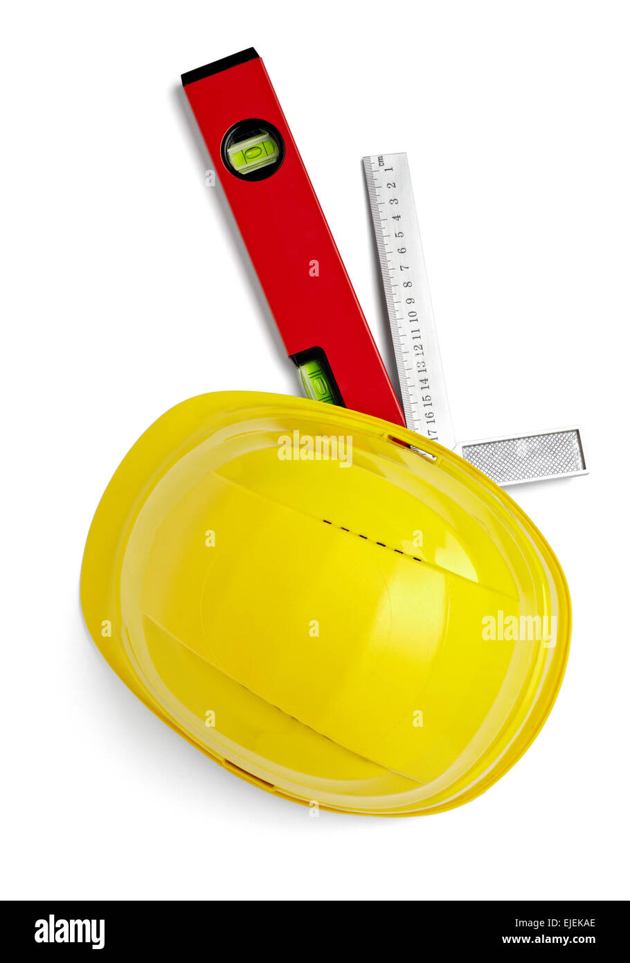 Nahaufnahme von einem gelb Arbeitshelm, Lineal und Niveau auf weißem Hintergrund mit Beschneidungspfad Stockfoto