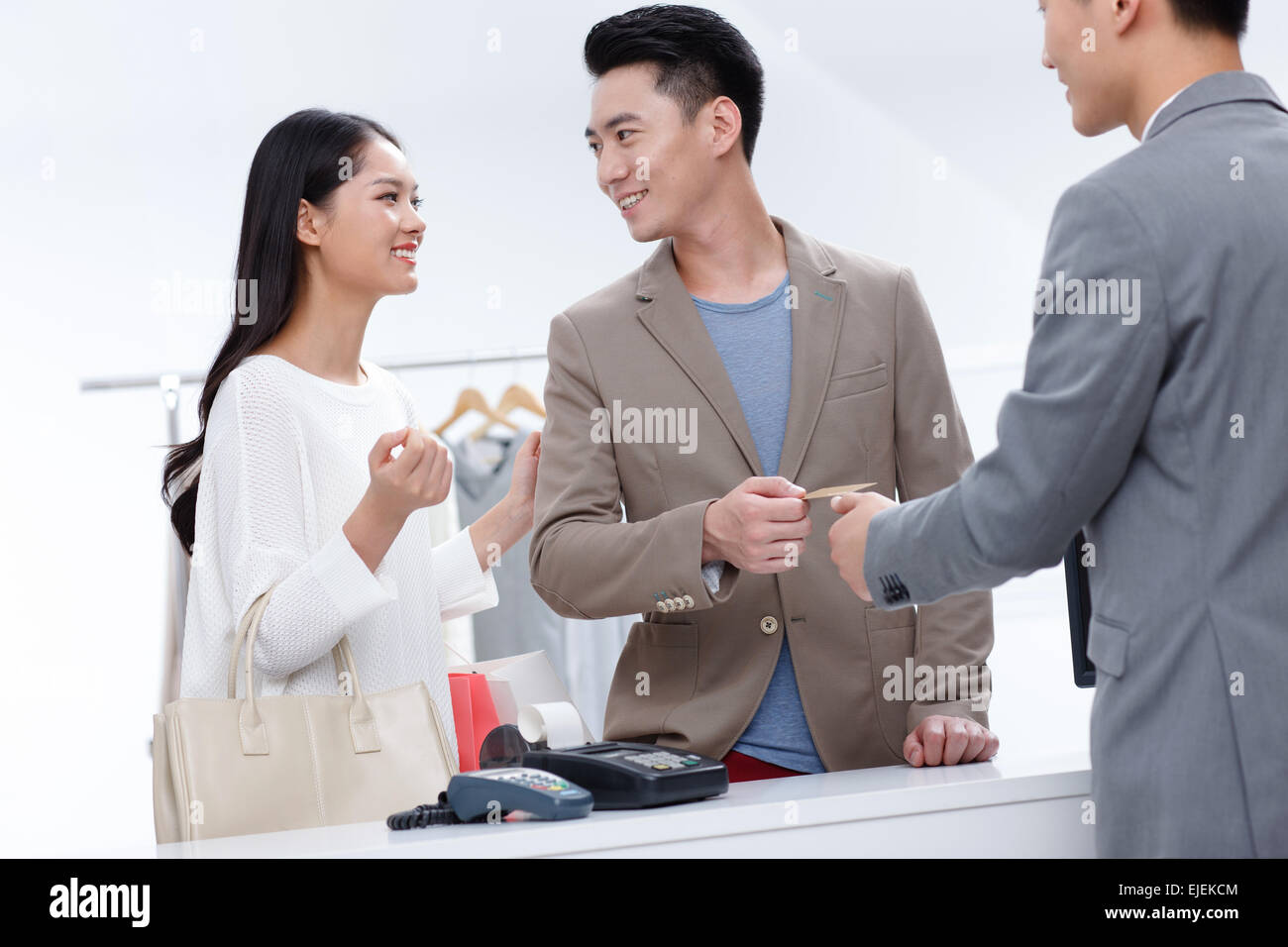 Junge Paare in dem Bekleidungsgeschäft, Kleidung zu kaufen Stockfoto
