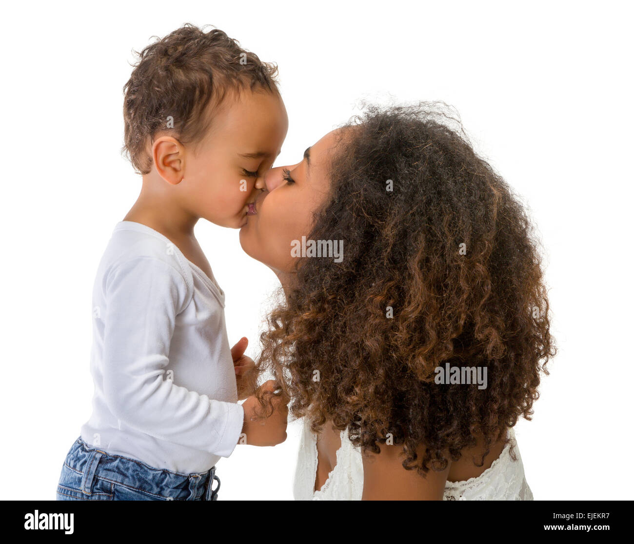 Glückliche afrikanischen äthiopische Mutter küssen ihren 18 Monate alten kleinen Jungen Stockfoto