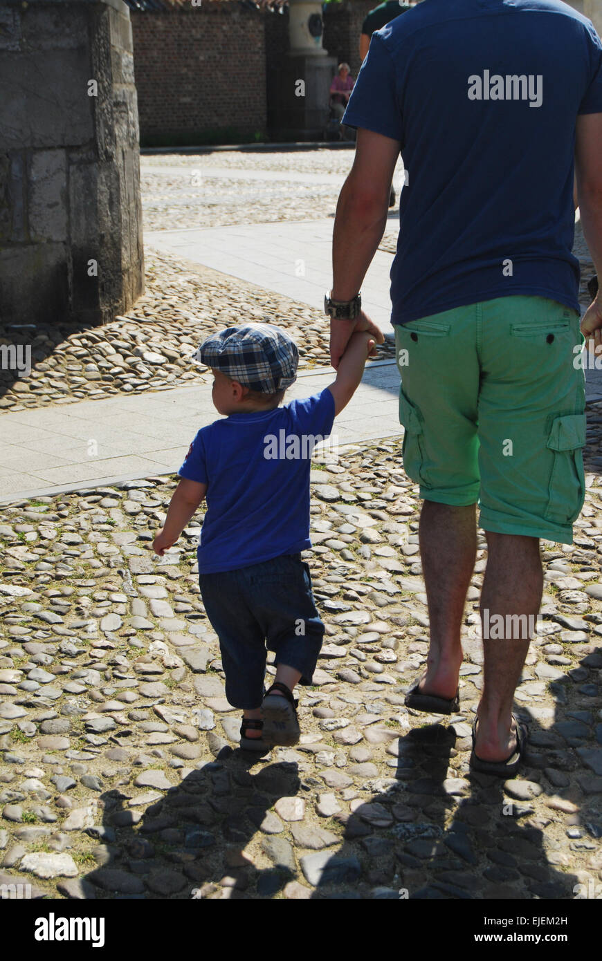 Vater und Sohn zu Fuß Stockfoto