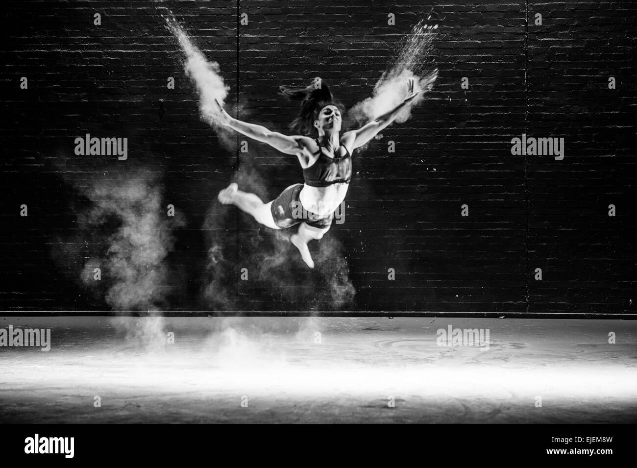Aberystwyth, Wales, UK. 16. März 2015 "Dancing in the Dust" im Bild Rosa Carless. Tänzerinnen in Wolken von weißen Puder auf der Bühne Theatr y Werin, Aberystwyth Arts Centre in ein physisches Theater-Projekt entwickelt, choreographiert, gestaltet und fotografiert von KEITH MORRIS. © Keith Morris/Alamy Features Stockfoto