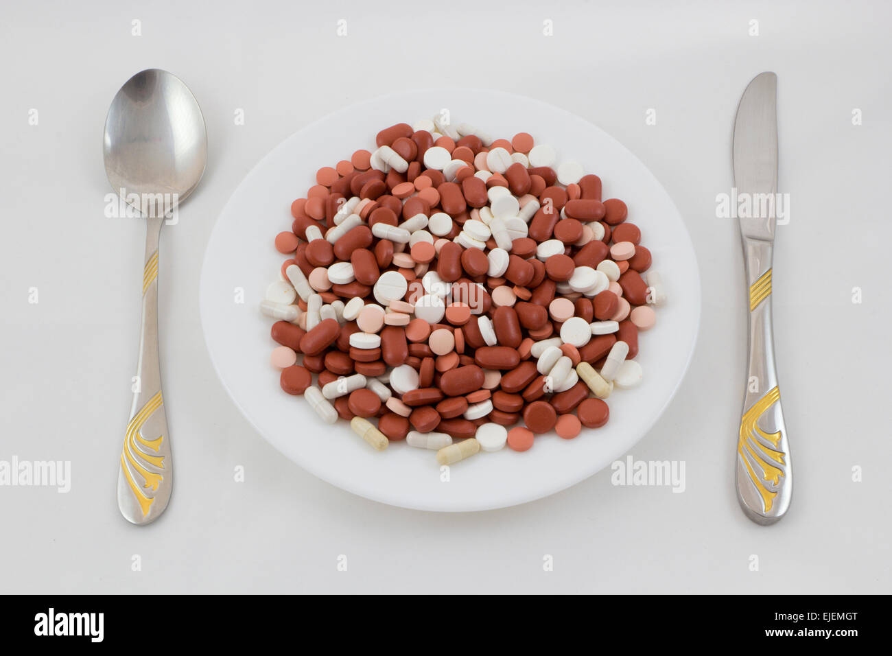 Platte mit roten und weißen Drogen für moderne dinner Stockfoto
