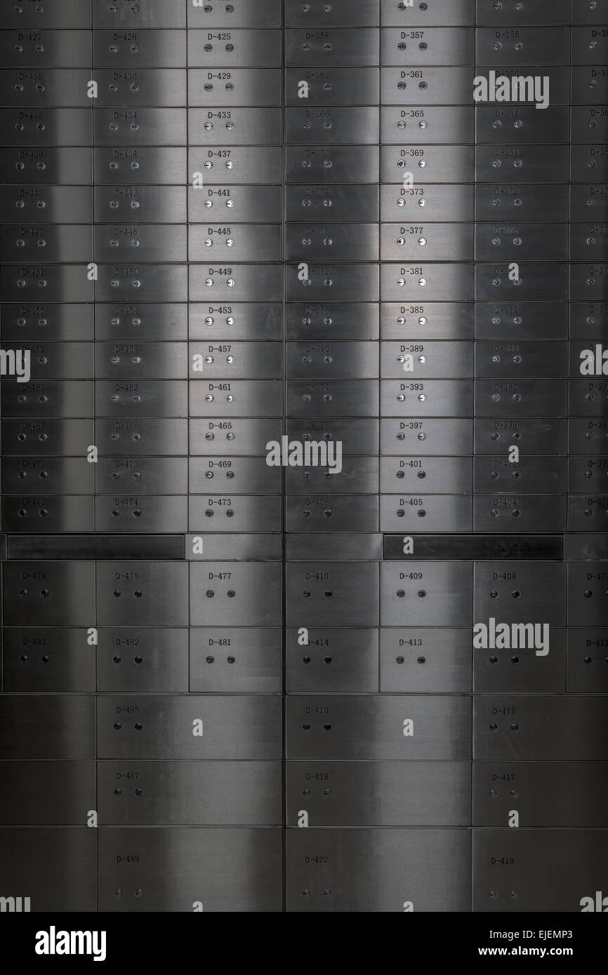 Ein Raum voller Safes in einem Banktresor Stockfoto