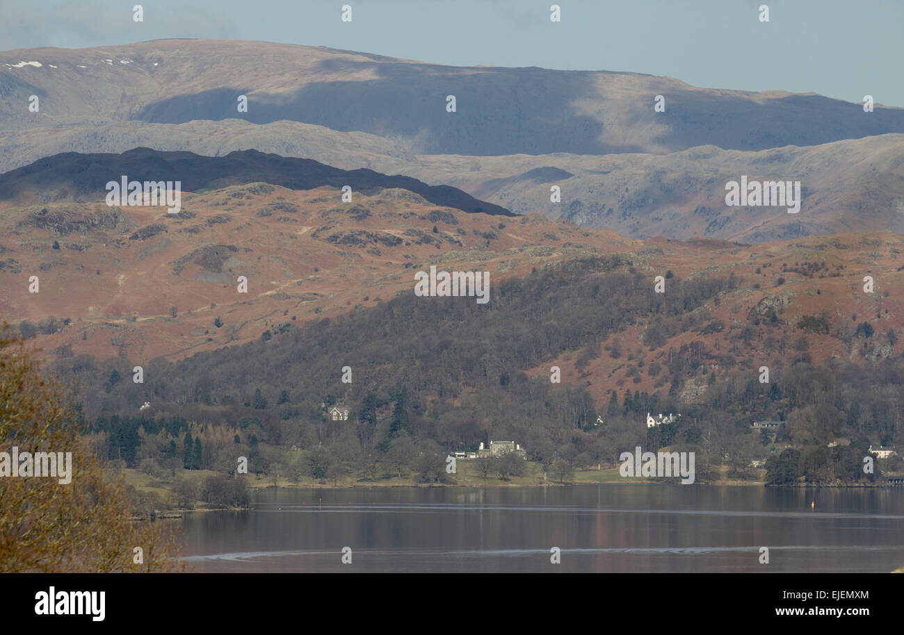 Lake Windermere, Cumbria, UK. 25. März 2015. Klaren sonniger Tag über Lake Windermere & die letzten Patches von Schnee auf den hohen Fjälls Credit: Gordon Shoosmith/Alamy Live News Stockfoto