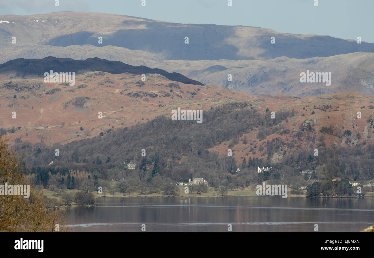 Lake Windermere, Cumbria, UK. 25. März 2015. Klaren sonniger Tag über Lake Windermere & die letzten Patches von Schnee auf den hohen Fjälls Credit: Gordon Shoosmith/Alamy Live News Stockfoto