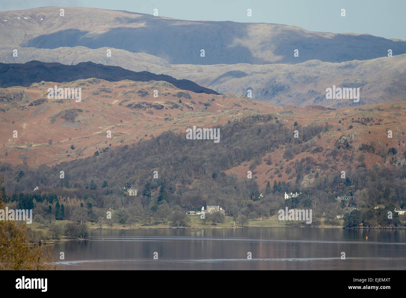 Lake Windermere, Cumbria, UK. 25. März 2015. Klaren sonniger Tag über Lake Windermere & die letzten Patches von Schnee auf den hohen Fjälls Credit: Gordon Shoosmith/Alamy Live News Stockfoto