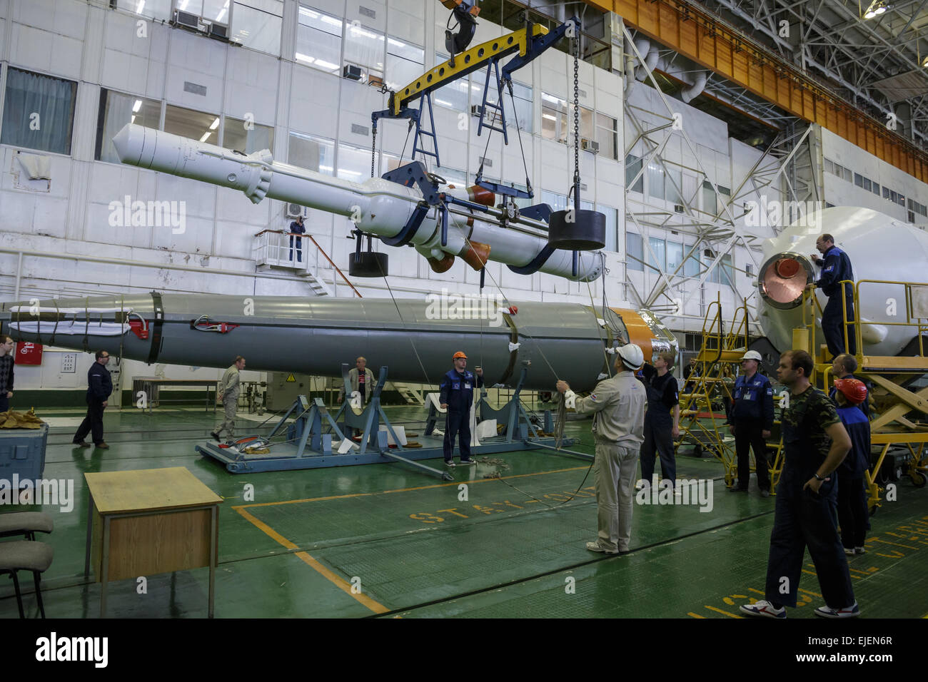 Das Raumschiff Sojus TMA - 16M ist in Vorbereitung, 24. März 2015 zur Startrampe am Weltraumbahnhof Baikonur in Kasachstan ausgerollt werden montiert. Start der Sojus Rakete ist für den 28. März geplant und führt Expedition 43 Besatzung der internationalen Raumstation ISS. Stockfoto