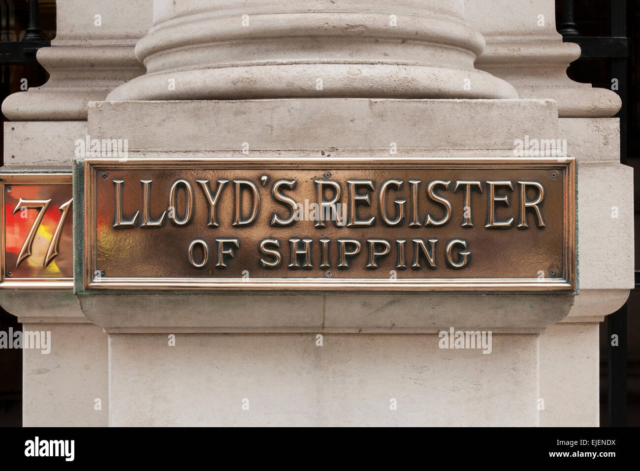 Eine Messingplakette am Eingang zum Lloyd's Register of Shipping in Fenchurch Street, City of London. Stockfoto