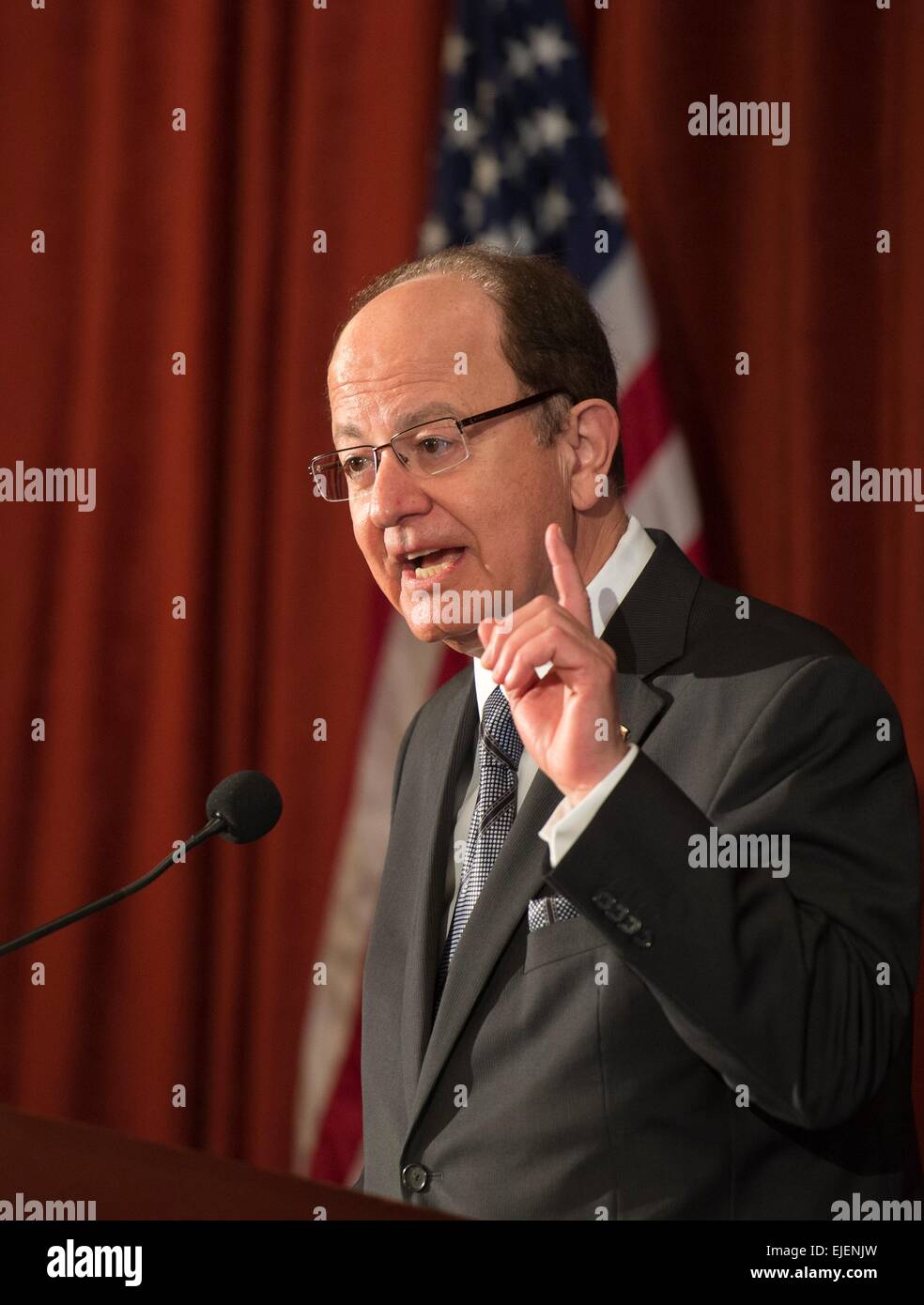 Universität von Südkalifornien Präsident C.L. Max Nikias spricht während eines Forums zu militärischen veteran Aspekten auf dem Campus der University of Southern California 23. März 2015 in Los Angeles, Kalifornien. Stockfoto