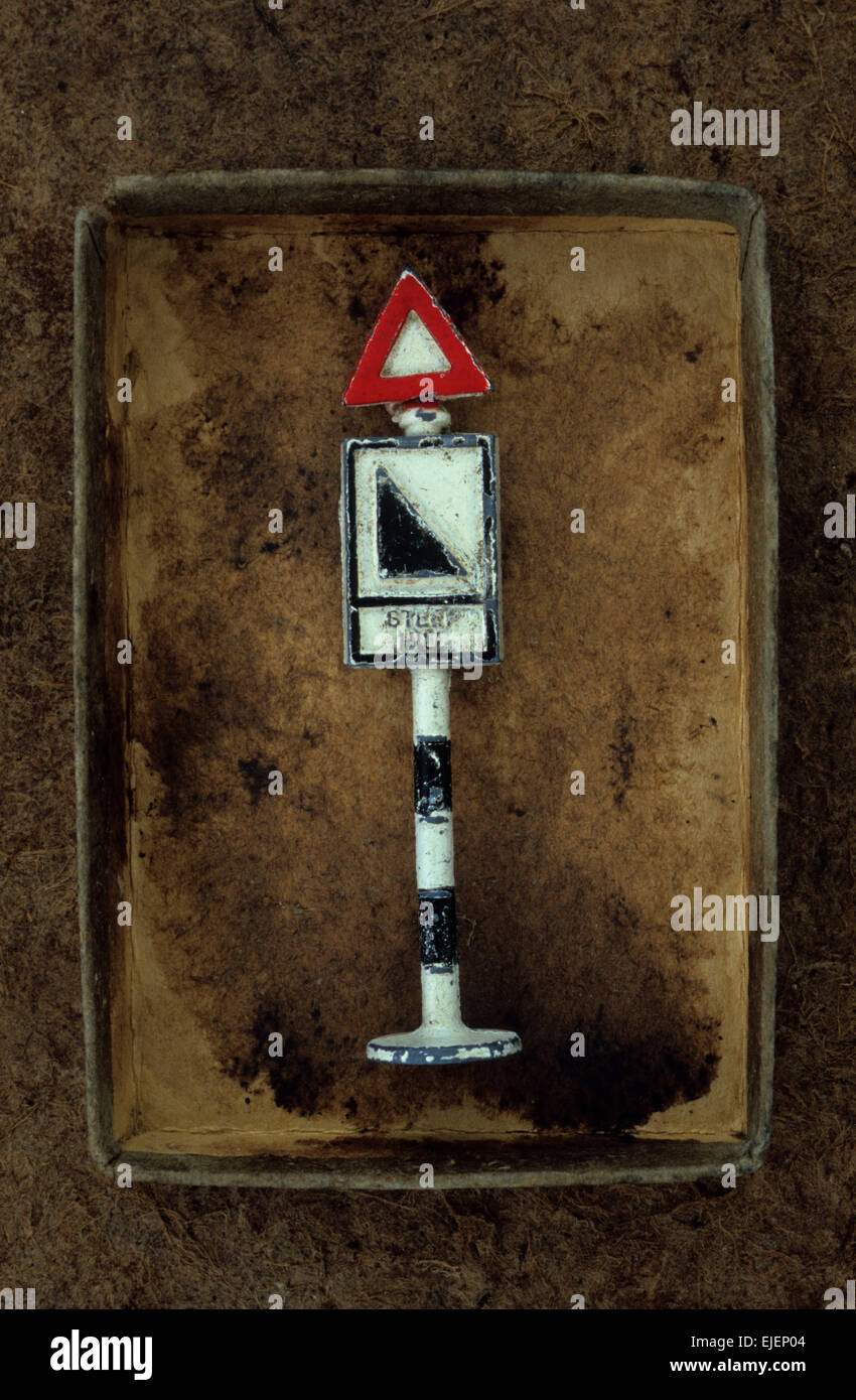 Führen Sie Modell der Vintage British Roadsign rotes Dreieck mit schwarzen und weißen Dreieck mit steilen Hügel Warnung Stockfoto