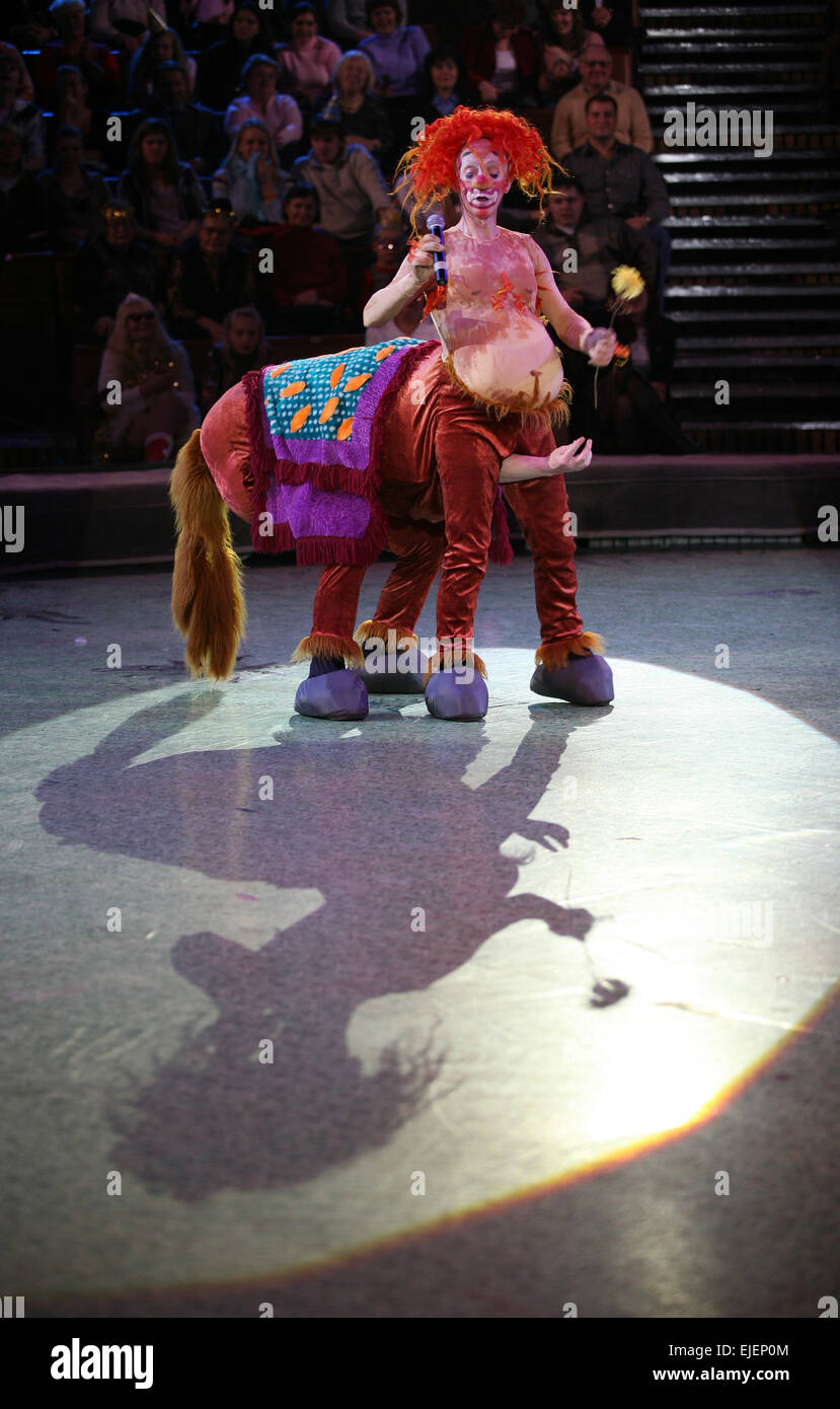 Der Clown in einem Bild des Zentauren auf einer Manege Stockfoto