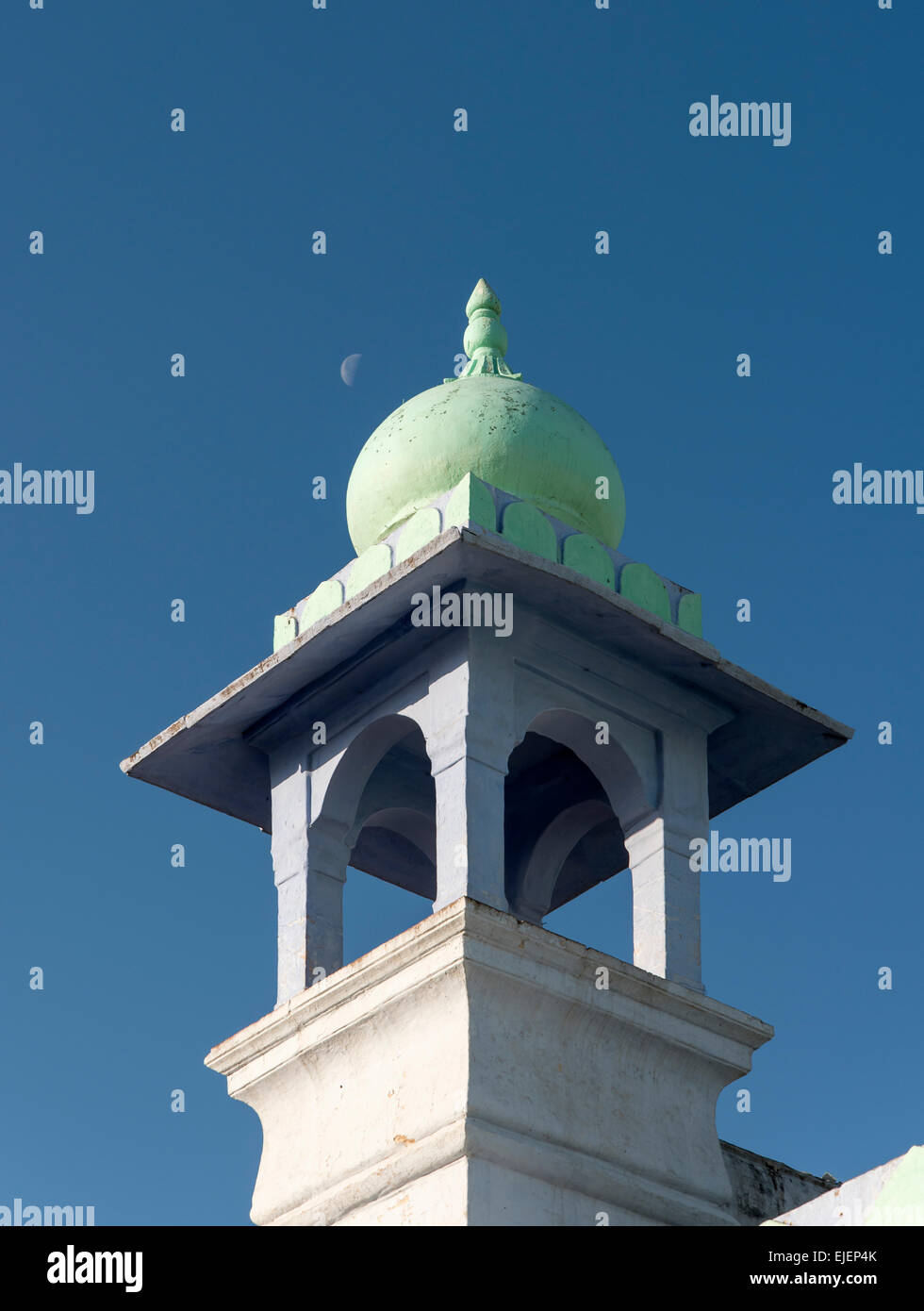 Nahaufnahme der grünen Kuppel Minarett der Moschee gegen den tiefblauen Himmel, Pushkar, Rajasthan, Indien Stockfoto