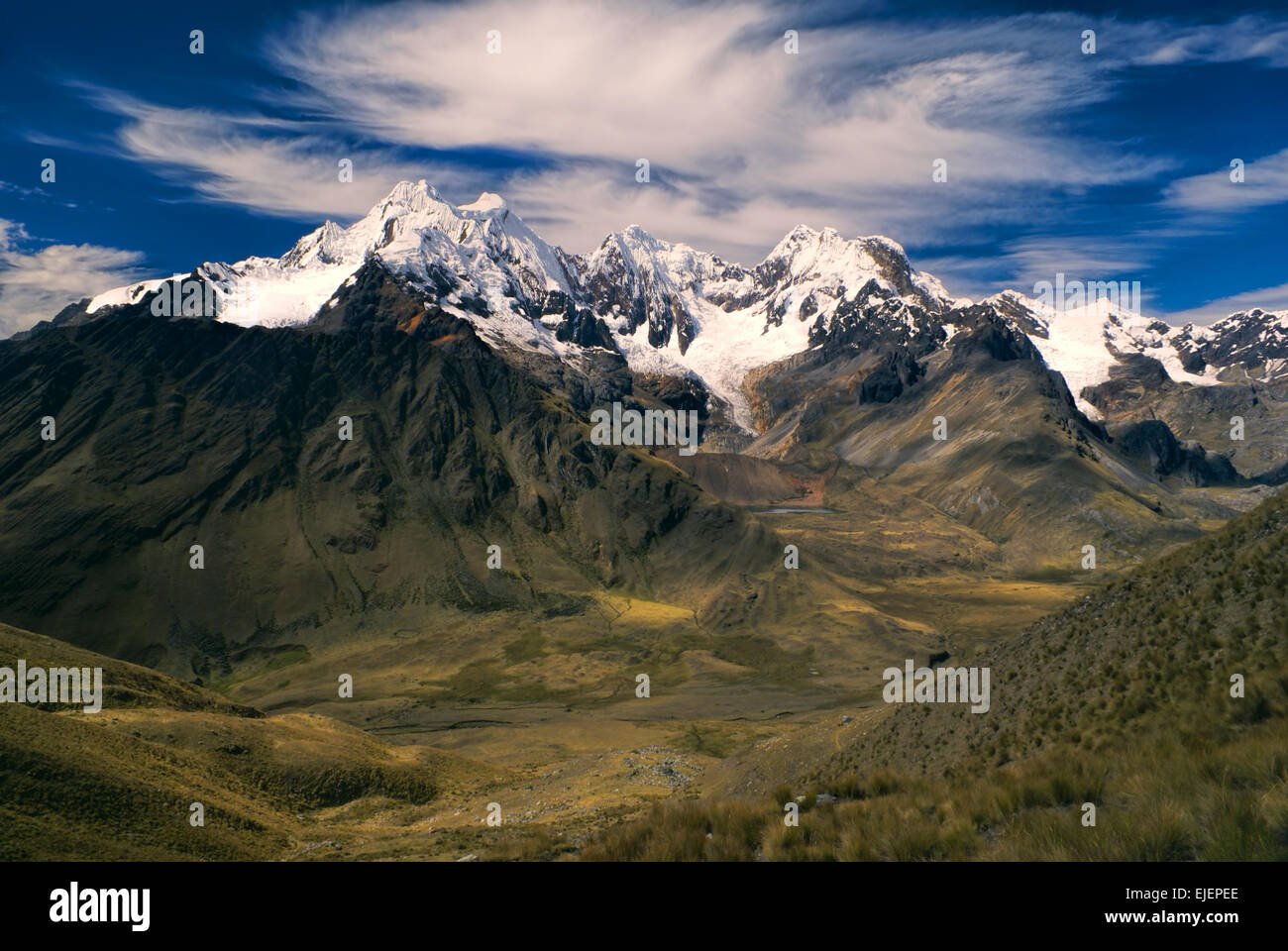 Majestätische Alpamayo, einer der höchsten Berge in den peruanischen Anden, Cordillera Blanca Stockfoto