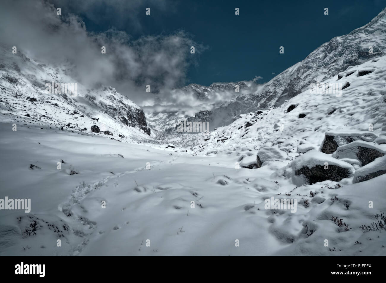 Wechselhaftem Wetter im Himalaya-Gebirge in der Nähe von Kanchenjunga, der dritte höchste Berg der Welt Stockfoto