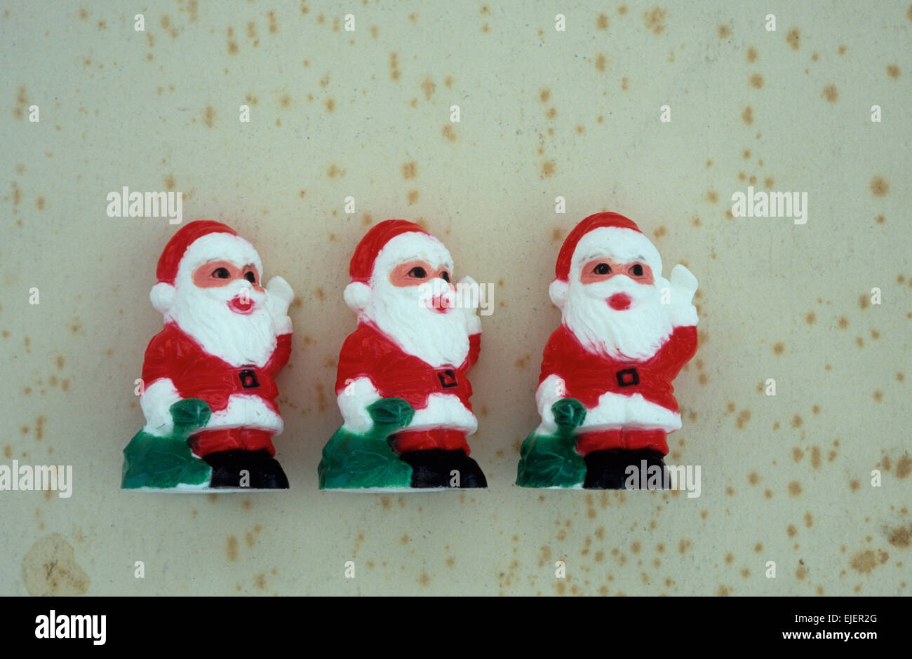 Plastische Modelle von drei identischen Santas liegen auf Varize weiß Antik Papier mit zwei Blick auf die dritte Stockfoto