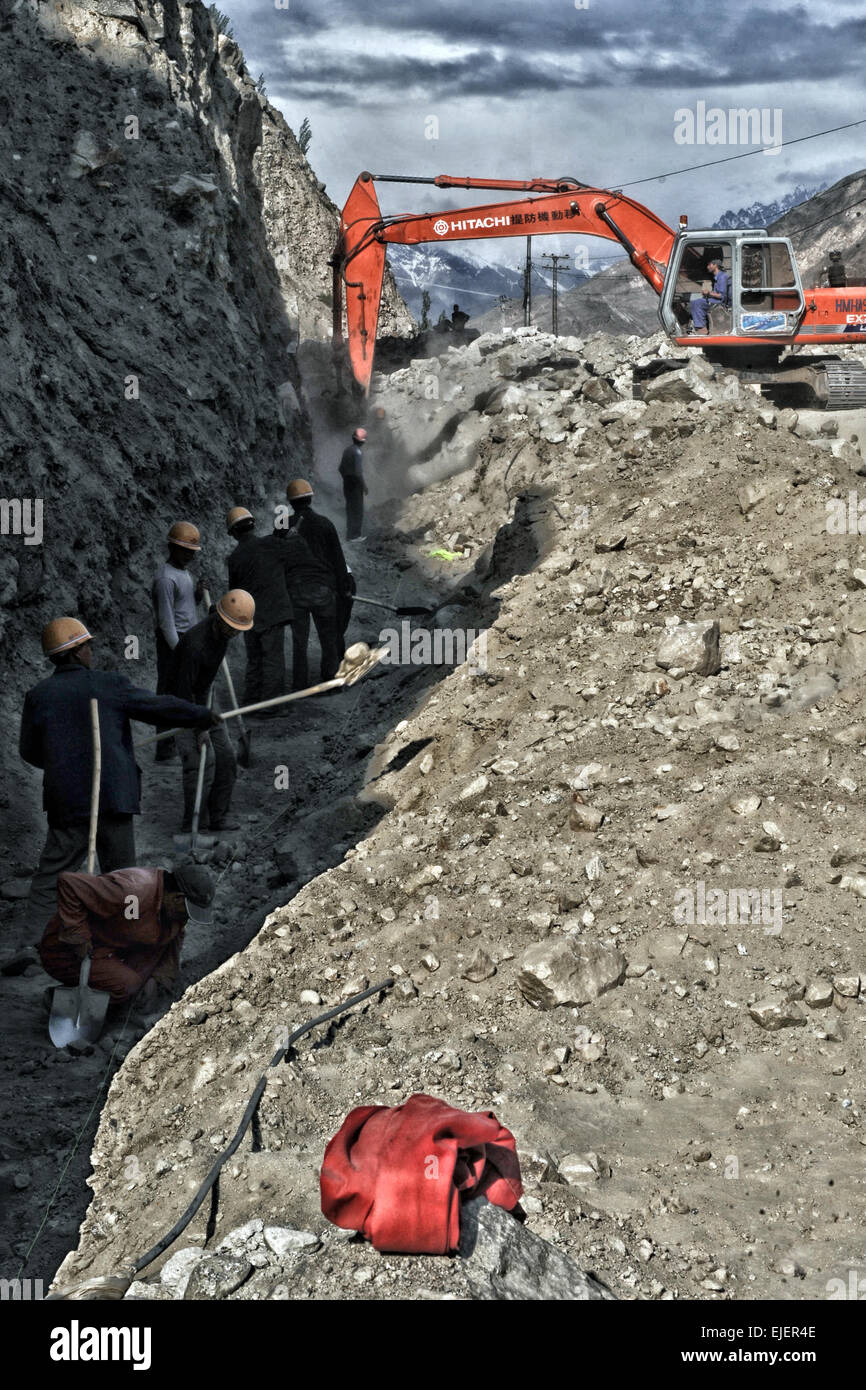 Chinesische Arbeiter bauen der Karakorum-Highway verbindet Chinas Xinjiang Region Gilgit-Baltistan Region von Pakistan. Stockfoto
