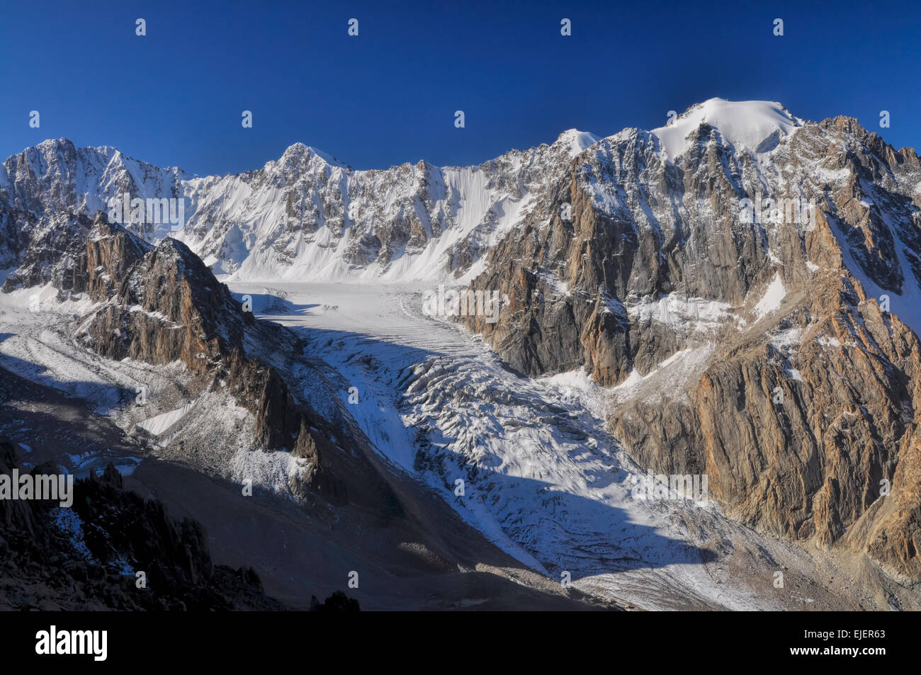 Majestätische Berggipfel und Gletscher im Tian Shan-Gebirge in Kirgisistan Stockfoto