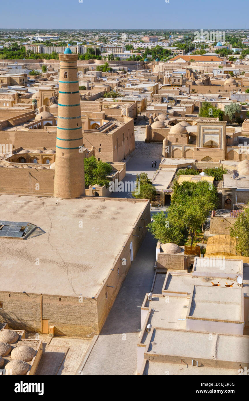 Malerische Luftaufnahme der Straßen in der Altstadt in Chiwa, Usbekistan mit großen Moschee Stockfoto